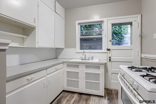 4178 Cass Street, Omaha, NE 68131