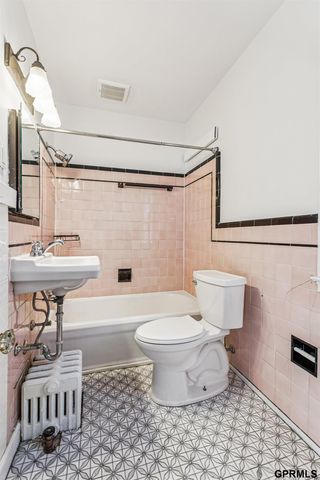 4178 Cass Street, Omaha, NE 68131