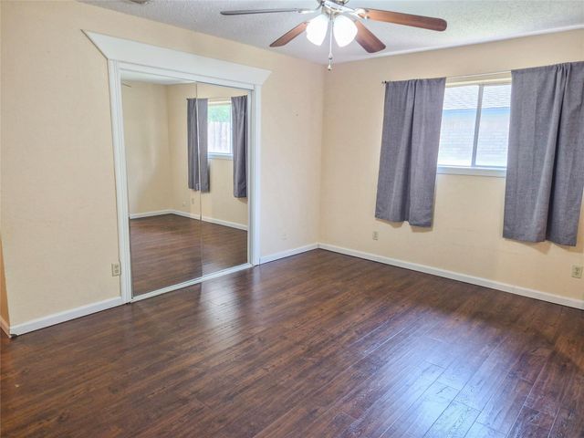 518 Walnut Street, Lake Jackson, TX 77566