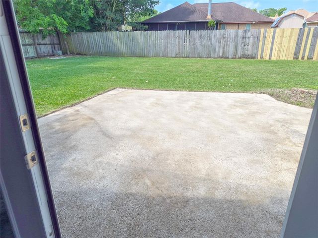 518 Walnut Street, Lake Jackson, TX 77566