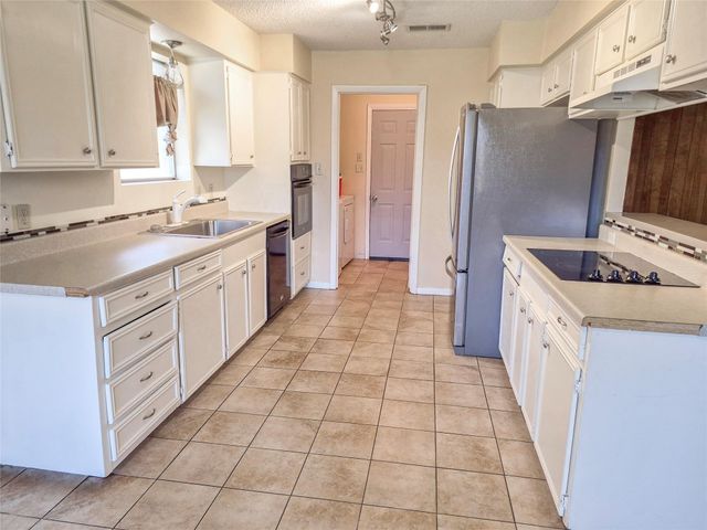 518 Walnut Street, Lake Jackson, TX 77566