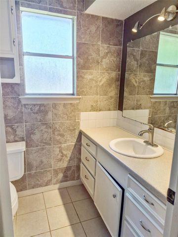 518 Walnut Street, Lake Jackson, TX 77566