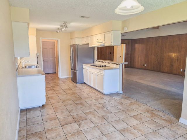 518 Walnut Street, Lake Jackson, TX 77566