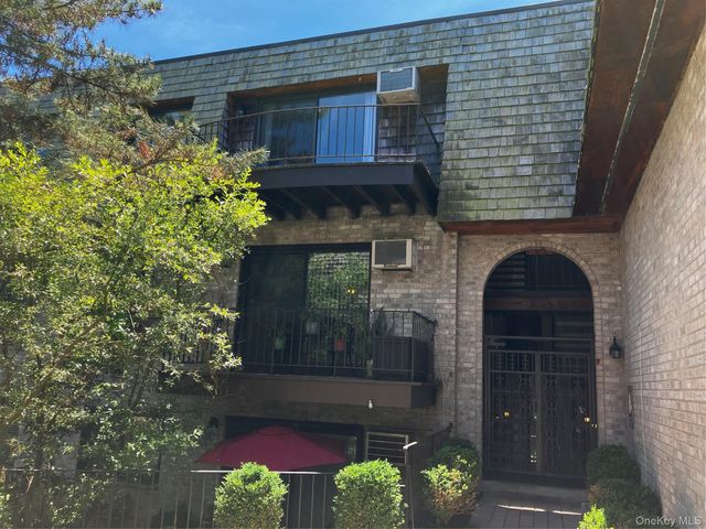 555 Central Park Avenue 114, Scarsdale, NY 10583