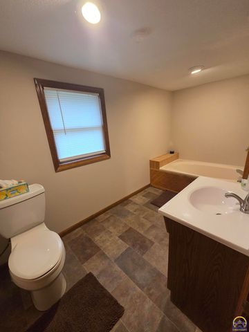 712 Idaho AVE, Holton, KS 66436