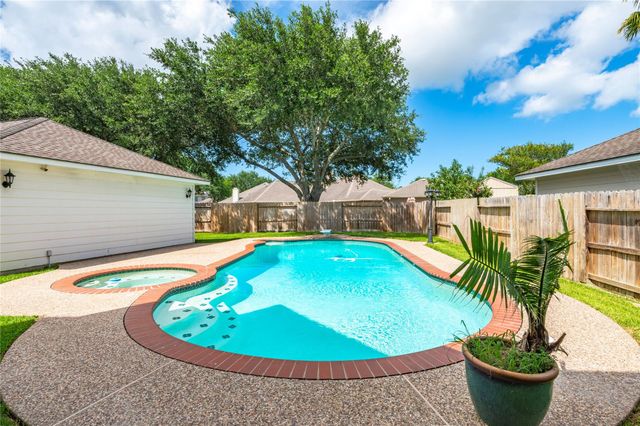 3124 Sand Shadow Drive, League City, TX 77573