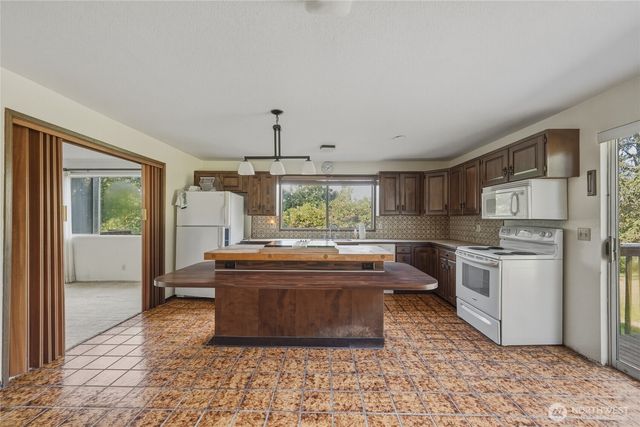 16 Harvey Road, Blaine, WA 98230