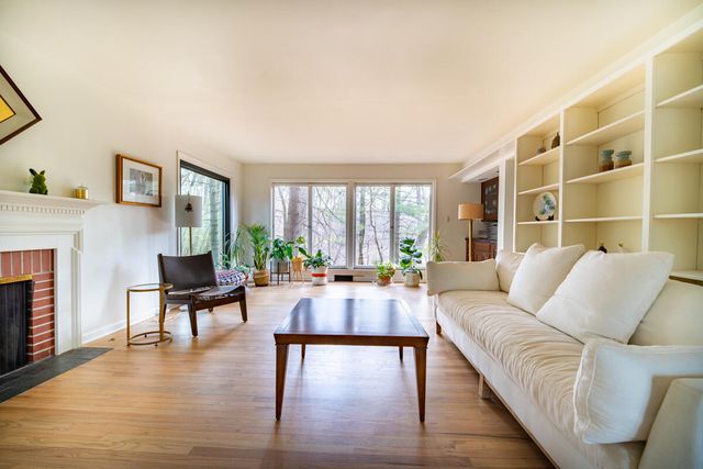 20 Crest Drive, Dune Acres, IN 46304