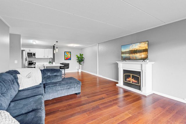 10501 Cedar Lake Road 512, Minnetonka, MN 55305