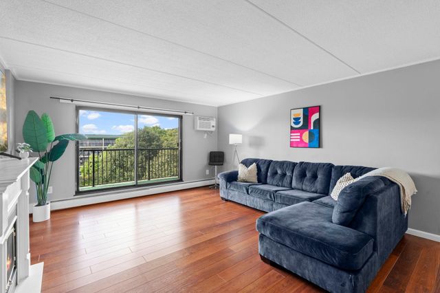 10501 Cedar Lake Road 512, Minnetonka, MN 55305