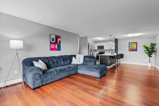 10501 Cedar Lake Road 512, Minnetonka, MN 55305