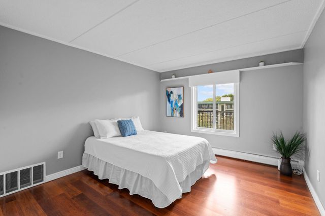 10501 Cedar Lake Road 512, Minnetonka, MN 55305