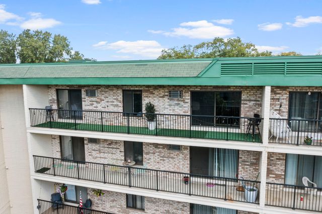 10501 Cedar Lake Road 512, Minnetonka, MN 55305