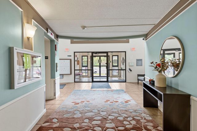 10501 Cedar Lake Road 512, Minnetonka, MN 55305