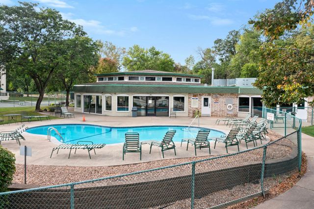 10501 Cedar Lake Road 512, Minnetonka, MN 55305