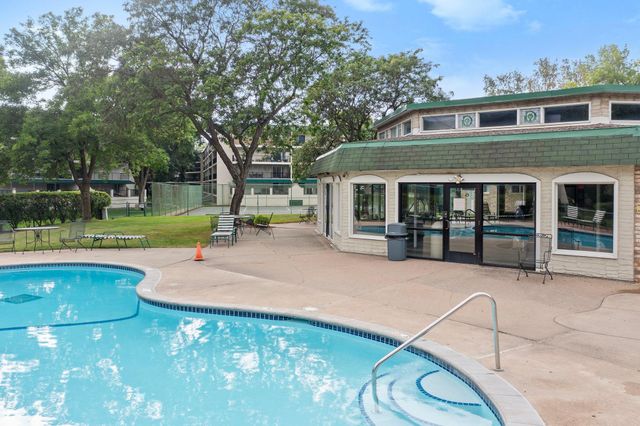 10501 Cedar Lake Road 512, Minnetonka, MN 55305
