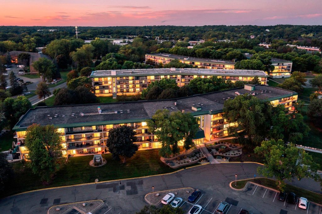 10501 Cedar Lake Road 512, Minnetonka, MN 55305 — exterior