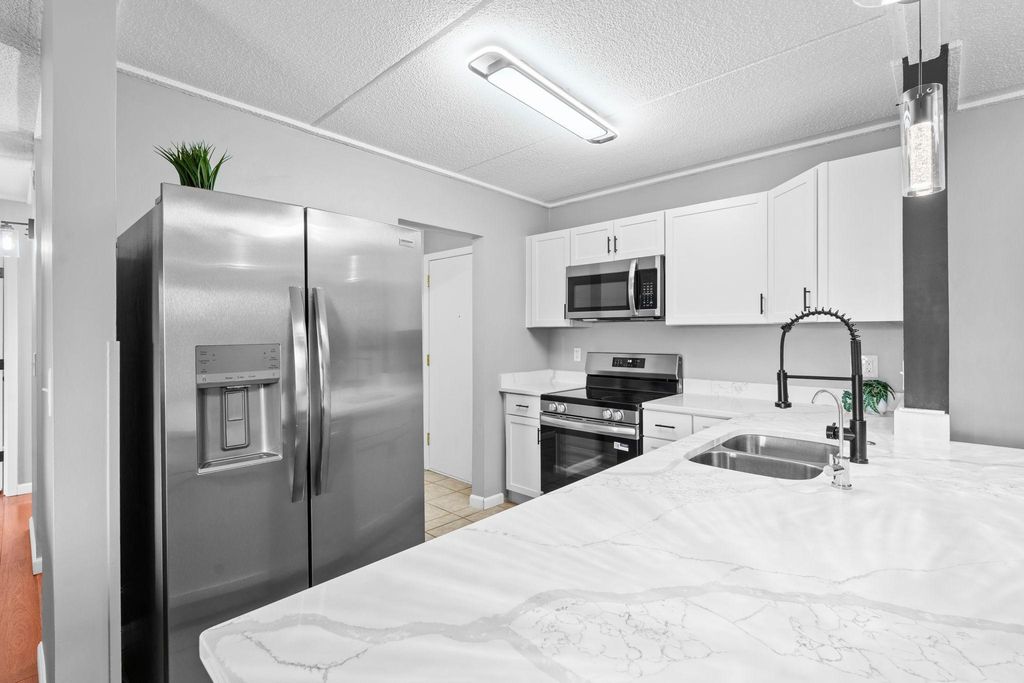 10501 Cedar Lake Road 512, Minnetonka, MN 55305 — photo 3