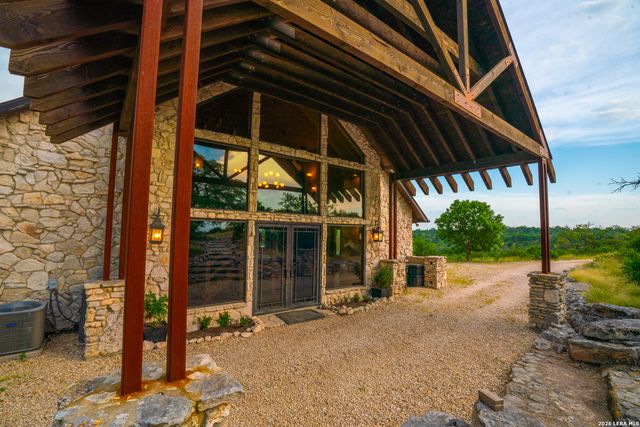 225 Valley View Dr, Comfort, TX 78013