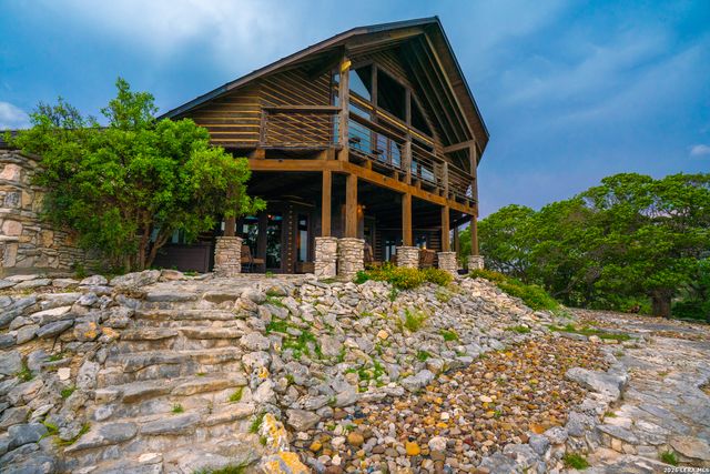 225 Valley View Dr, Comfort, TX 78013