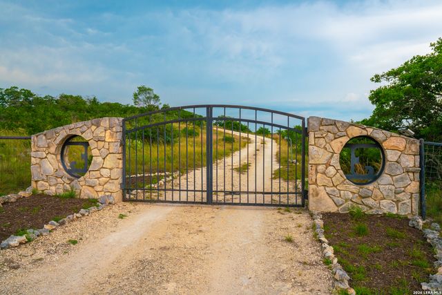 225 Valley View Dr, Comfort, TX 78013