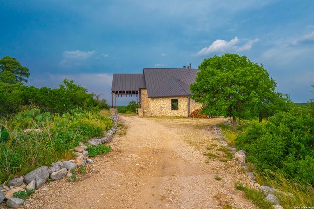 225 Valley View Dr, Comfort, TX 78013