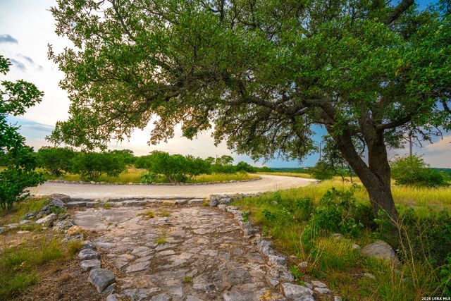 225 Valley View Dr, Comfort, TX 78013