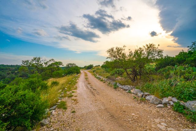 225 Valley View Dr, Comfort, TX 78013