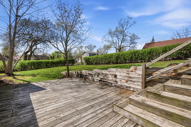 327 Kenwood Drive, Round Lake Park, IL 60073