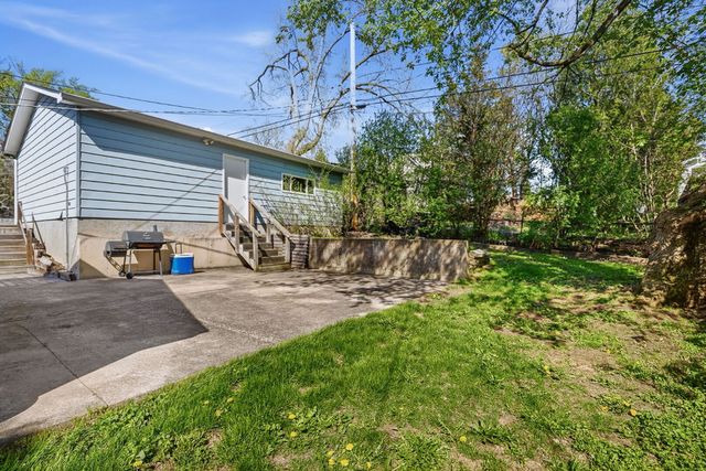 327 Kenwood Drive, Round Lake Park, IL 60073