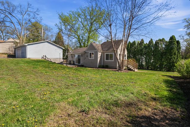 327 Kenwood Drive, Round Lake Park, IL 60073