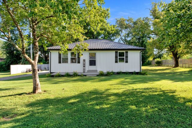 1012 Gifford Ln, Bethpage, TN 37022