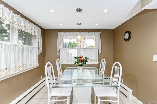 19 Knoll Lane, Smithtown, NY 11787