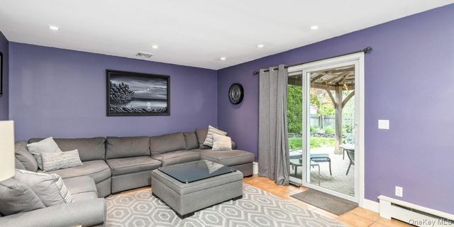 19 Knoll Lane, Smithtown, NY 11787