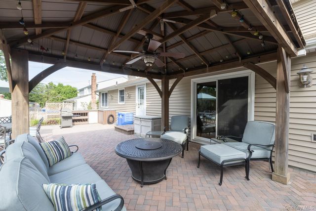 19 Knoll Lane, Smithtown, NY 11787