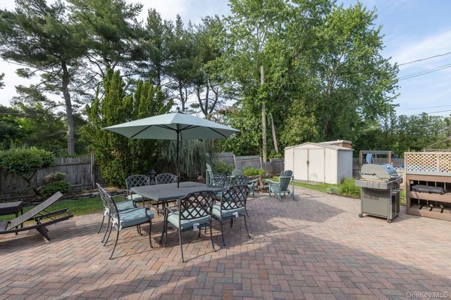 19 Knoll Lane, Smithtown, NY 11787