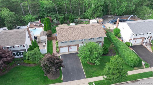 19 Knoll Lane, Smithtown, NY 11787