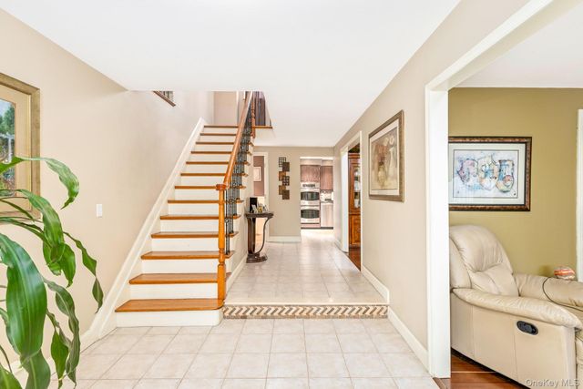 19 Knoll Lane, Smithtown, NY 11787