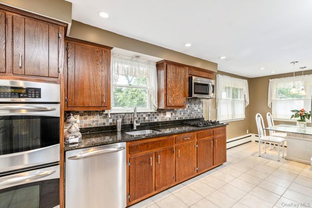 19 Knoll Lane, Smithtown, NY 11787