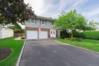 19 Knoll Lane, Smithtown, NY 11787