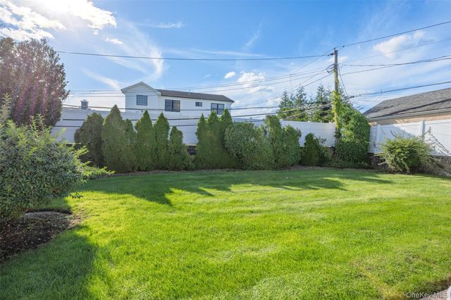 39 Stauber Drive, Plainview, NY 11803