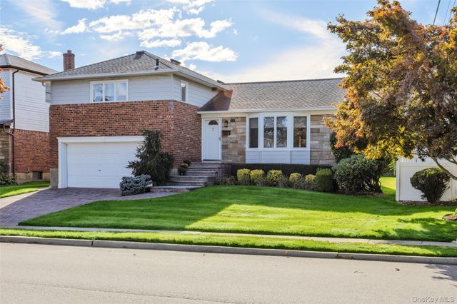 39 Stauber Drive, Plainview, NY 11803