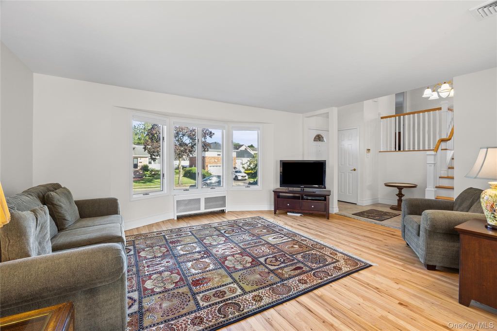 39 Stauber Drive, Plainview, NY 11803 — photo 2
