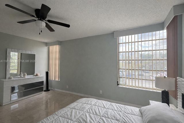 950 NE 199th St 2H, Miami, FL 33179