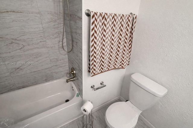 950 NE 199th St 2H, Miami, FL 33179