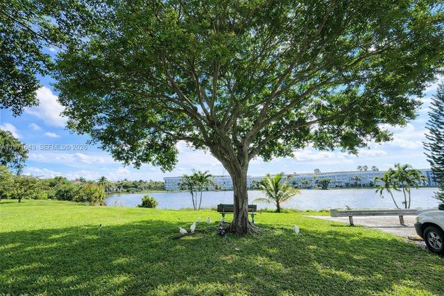 950 NE 199th St 2H, Miami, FL 33179