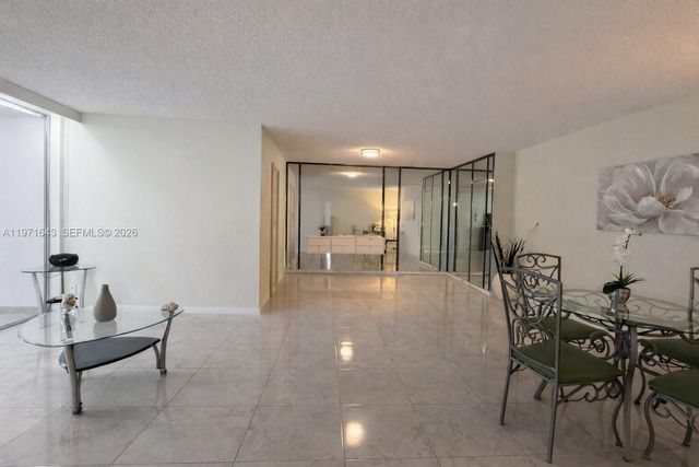 950 NE 199th St 2H, Miami, FL 33179