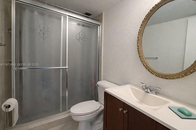 950 NE 199th St 2H, Miami, FL 33179