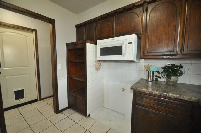 1049 SW 3rd Street, Moore, OK 73160