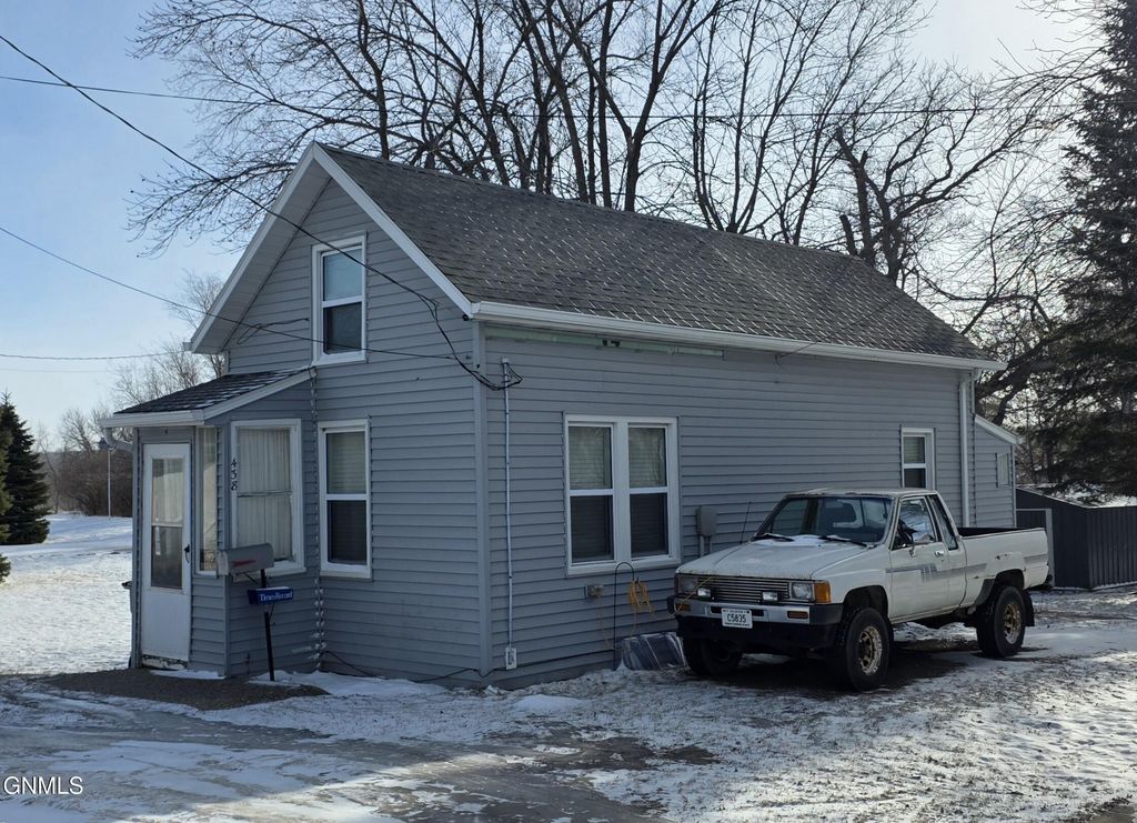 438 5th Avenue NW, Valley City, ND 58072
